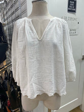Load image into Gallery viewer, Gap crinkle/eyelet top M
