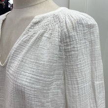 Load image into Gallery viewer, Gap crinkle/eyelet top M
