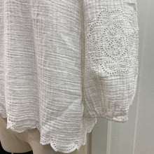 Load image into Gallery viewer, Gap crinkle/eyelet top M
