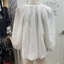 Load image into Gallery viewer, Gap crinkle/eyelet top M
