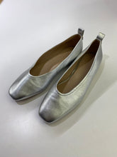 Load image into Gallery viewer, Naturalizer leather flats 7

