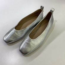 Load image into Gallery viewer, Naturalizer leather flats 7
