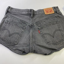 Load image into Gallery viewer, Levis denim shorts 28
