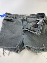 Load image into Gallery viewer, Levis denim shorts 28
