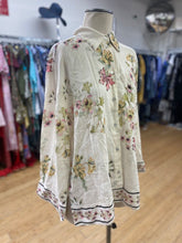 Load image into Gallery viewer, H&amp;M linen/blend top NWT M
