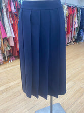 Load image into Gallery viewer, Lacoste pleated skirt 30
