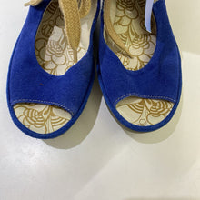 Load image into Gallery viewer, Fly London suede sandals 38

