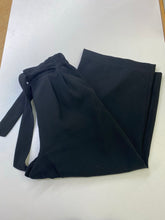Load image into Gallery viewer, Lululemon cropped pants 4
