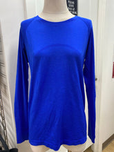 Load image into Gallery viewer, Lululemon long sleeve top 10
