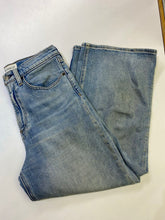 Load image into Gallery viewer, Denim Forum The Joan Wide Leg crop jeans 29
