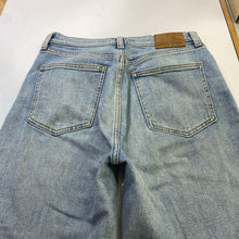 Load image into Gallery viewer, Denim Forum The Joan Wide Leg crop jeans 29

