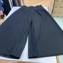 Load image into Gallery viewer, Uniqlo wide leg culottes M
