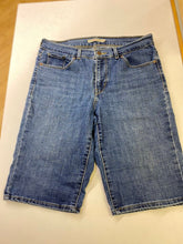 Load image into Gallery viewer, Levis Bermuda denim shorts 29
