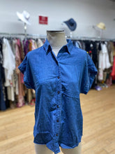 Load image into Gallery viewer, Tilley chambray top M
