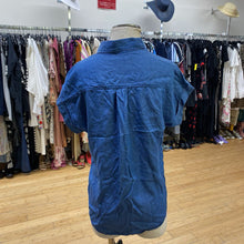 Load image into Gallery viewer, Tilley chambray top M
