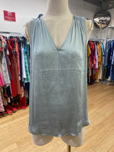Load image into Gallery viewer, Banana Republic top M NWT
