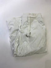 Load image into Gallery viewer, Lululemon capri 6
