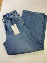 Load image into Gallery viewer, Zara wide leg cropped jeans 4
