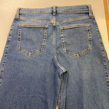 Load image into Gallery viewer, Gap cropped wide leg jeans 30
