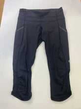 Load image into Gallery viewer, Lululemon capri leggings 4
