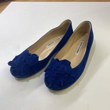 Load image into Gallery viewer, Manolo Blahnik suede flats 36.5

