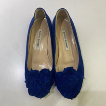 Load image into Gallery viewer, Manolo Blahnik suede flats 36.5
