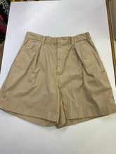 Load image into Gallery viewer, Gap pleated shorts 10
