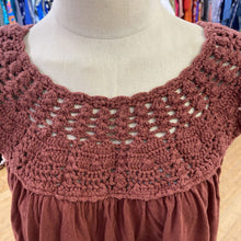 Load image into Gallery viewer, Lucky Brand crochet detail top S
