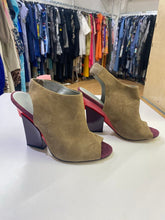 Load image into Gallery viewer, Calvin Klein suede/patent sandals 8
