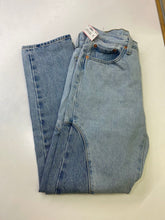 Load image into Gallery viewer, Levis 501 2 tone jeans 27
