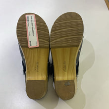 Load image into Gallery viewer, Clarks clogs 6.5
