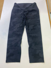 Load image into Gallery viewer, Lululemon capri leggings 8
