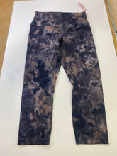 Load image into Gallery viewer, Lululemon capri leggings 8
