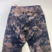Load image into Gallery viewer, Lululemon capri leggings 8
