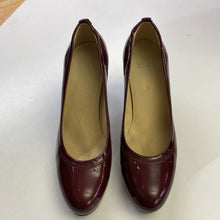 Load image into Gallery viewer, Stuart Weitzman pumps 9

