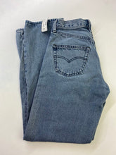 Load image into Gallery viewer, Levis 501 jeans 23
