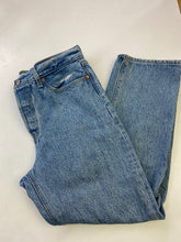 Load image into Gallery viewer, Levis wedgie Straight 29
