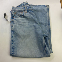Load image into Gallery viewer, American Eagle barrel jeans 2 Short
