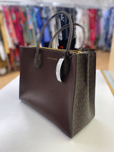 Load image into Gallery viewer, Michael Kors tote w strap
