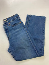 Load image into Gallery viewer, Levis Wedgie straight jeans 26
