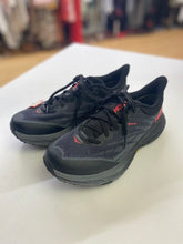 Load image into Gallery viewer, Hoka Speedgoat 5 runners 8.5B

