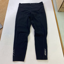 Load image into Gallery viewer, 2XU capri leggings M
