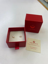 Load image into Gallery viewer, Orijin pearl studs
