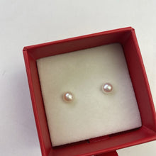Load image into Gallery viewer, Orijin pearl studs
