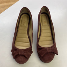 Load image into Gallery viewer, Me Too suede wedges 8.5
