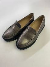 Load image into Gallery viewer, Banana Republic (outlet) leather loafers 6
