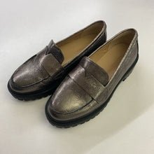 Load image into Gallery viewer, Banana Republic (outlet) leather loafers 6
