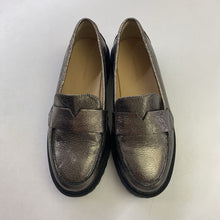 Load image into Gallery viewer, Banana Republic (outlet) leather loafers 6
