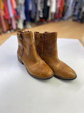 Load image into Gallery viewer, Vince Camuto pull on boots 6.5
