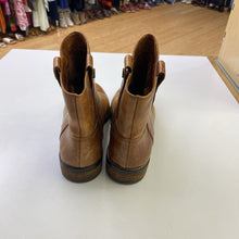 Load image into Gallery viewer, Vince Camuto pull on boots 6.5
